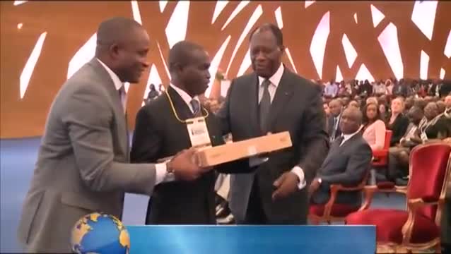 Distinction du  président de Hanhimanti par le président, Alassane Ouattara 